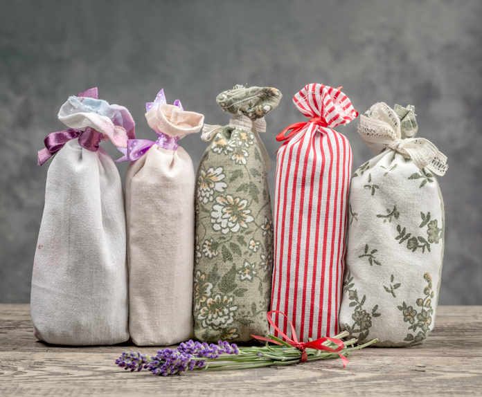 Elegant eco-friendly wine bottle bags made from jute and cotton for gift packaging
